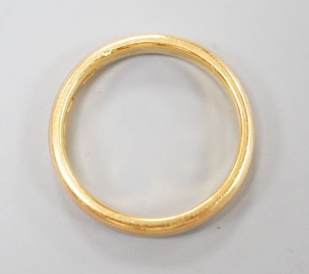 A 22ct gold wedding band, size K/L, 4.3 grams.